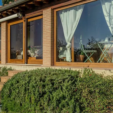 La Dolce Agogia, Country & Hot Tub
