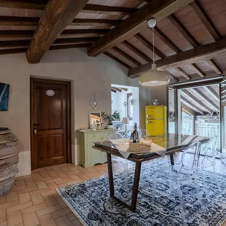 La Dolce Agogia, Country & Hot Tub